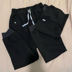 FIGS BLACK CATARINA SCRUB TOP